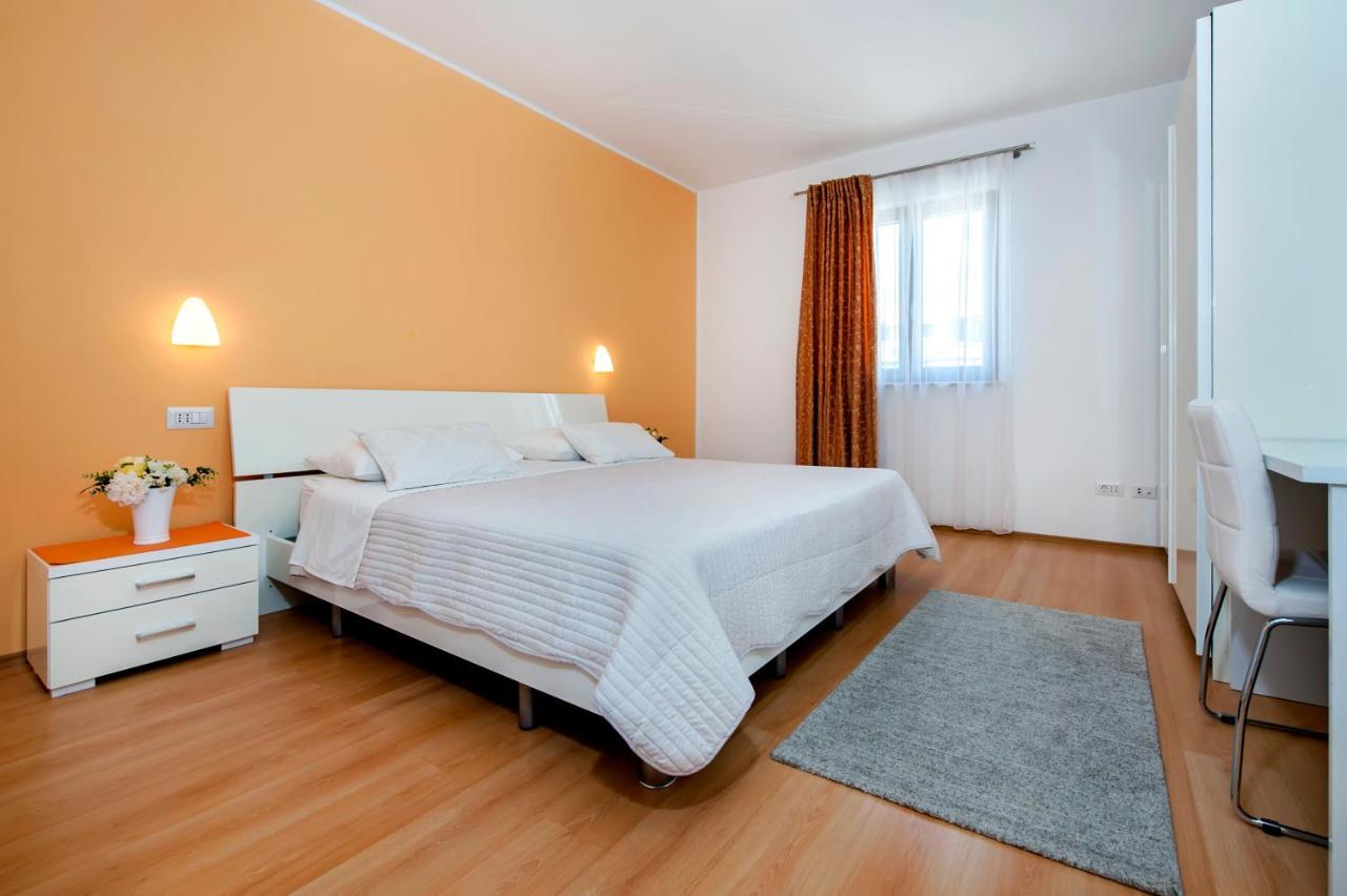 Apartments And Rooms Camaiore Rovinj Exterior foto