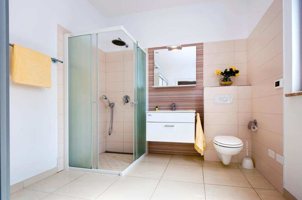 Apartments And Rooms Camaiore Rovinj Exterior foto